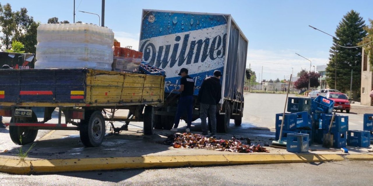 noticiaspuertosantacruz.com.ar - Imagen extraida de: https://adnsur.com.ar/policiales---judiciales/un-camion-volco-y-perdio-toda-su-carga-de-cervezas_a67101c254bf37563d94d100a