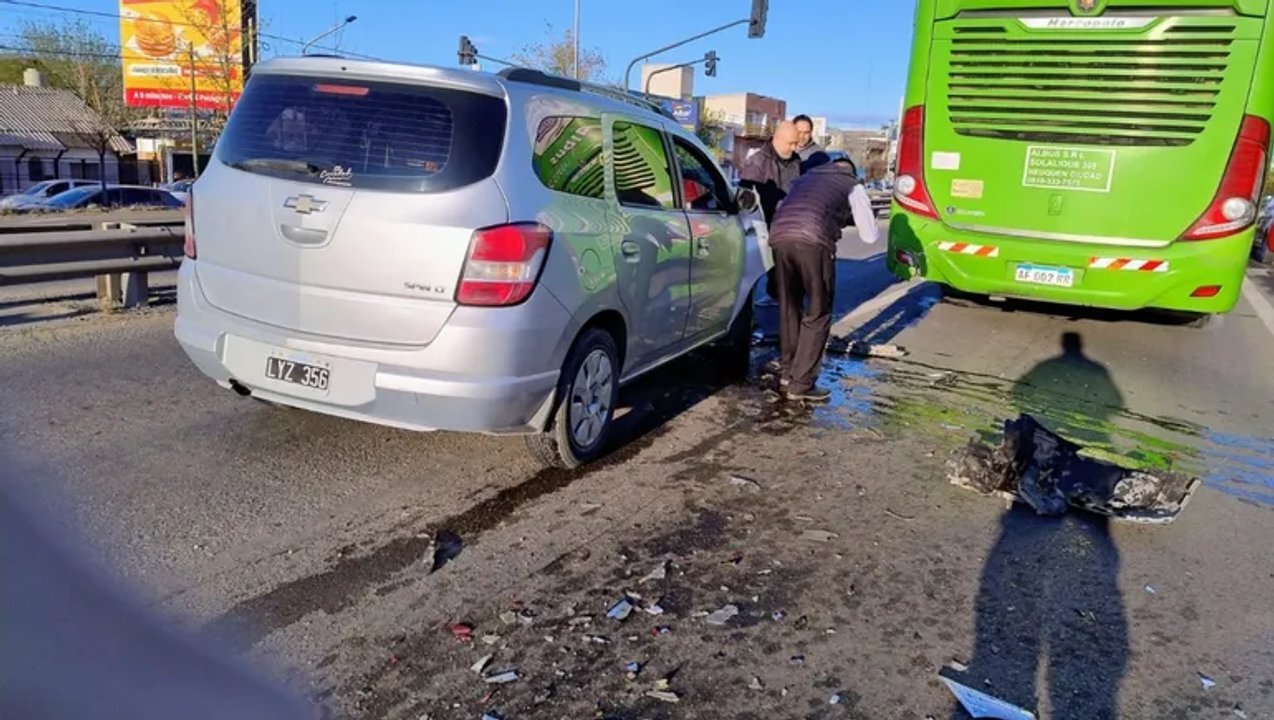 noticiaspuertosantacruz.com.ar - Imagen extraida de: https://adnsur.com.ar/policiales---judiciales/caos-en-la-ex-ruta-22-por-el-grave-choque-entre-una-camioneta-y-un-colectivo_a66fbf6538665a334677feecd