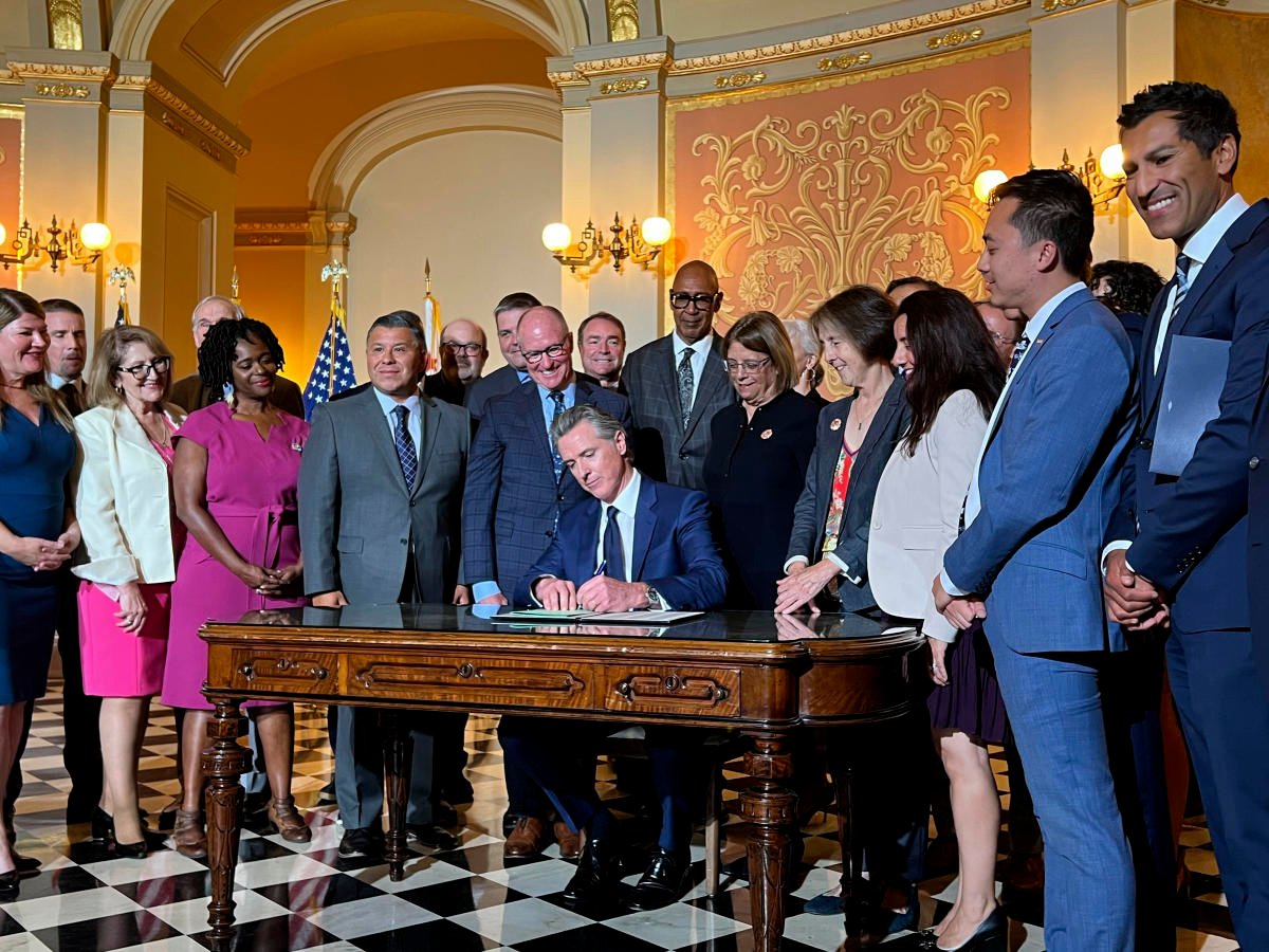 noticiaspuertosantacruz.com.ar - Imagen extraida de: https://finance.yahoo.com/news/california-gov-gavin-newsom-signs-234113924.html