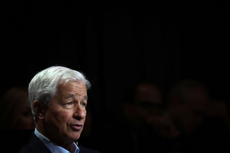 noticiaspuertosantacruz.com.ar - Imagen extraida de: https://finance.yahoo.com/news/column-jamie-dimon-questions-public-121038565.html