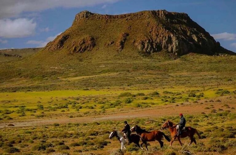 noticiaspuertosantacruz.com.ar - Imagen extraida de: https://elrompehielos.com.ar/la-meseta-de-somuncura-el-fascinante-mosaico-geologico-y-arqueologico-de-la-patagonia