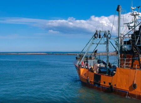 Convocatoria nacional para marineros por temporada de langostino en Chubut