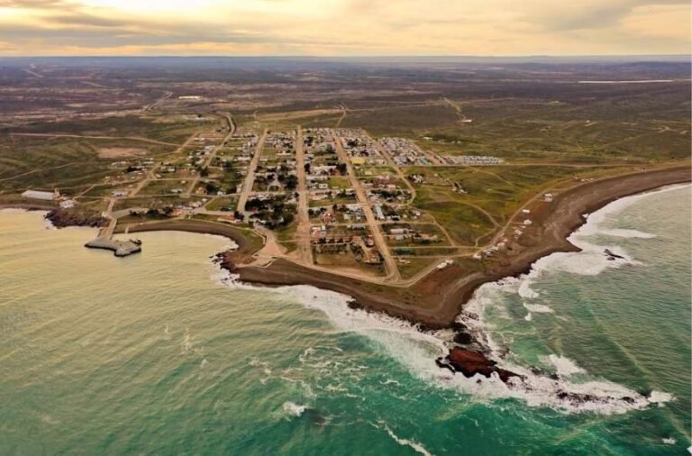 noticiaspuertosantacruz.com.ar - Imagen extraida de: https://elrompehielos.com.ar/camarones-el-pueblo-emblematico-de-la-ruta-azul-inicia-la-temporada-turistica-con-un-imperdible-abanico-de-actividades