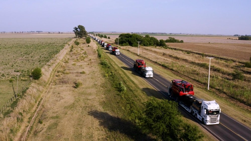 noticiaspuertosantacruz.com.ar - Imagen extraida de: https://news.agrofy.com.ar/noticia/211073/mas-grande-america-latina-adonde-iba-impactante-caravana-mas-60-cosechadoras