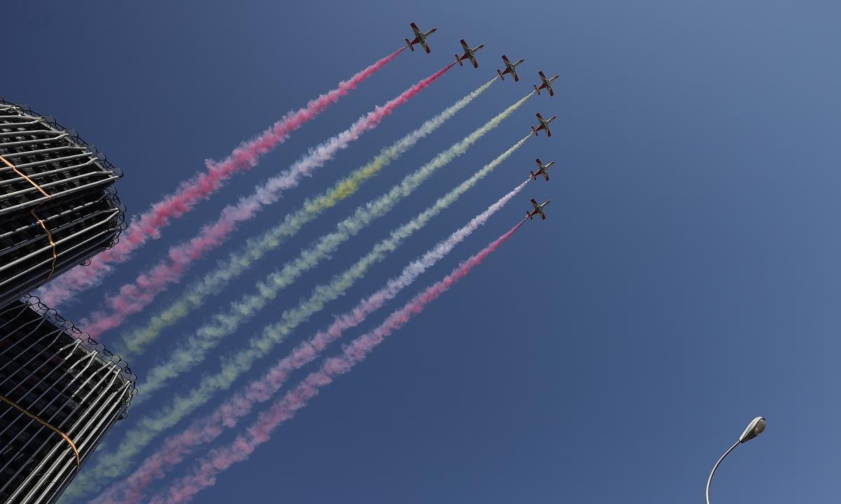 noticiaspuertosantacruz.com.ar - Imagen extraida de: https://www.huffingtonpost.es//sociedad/esta-hora-tendra-lugar-esperado-salto-bandera-desfile-dia-hispanidad-2024.html