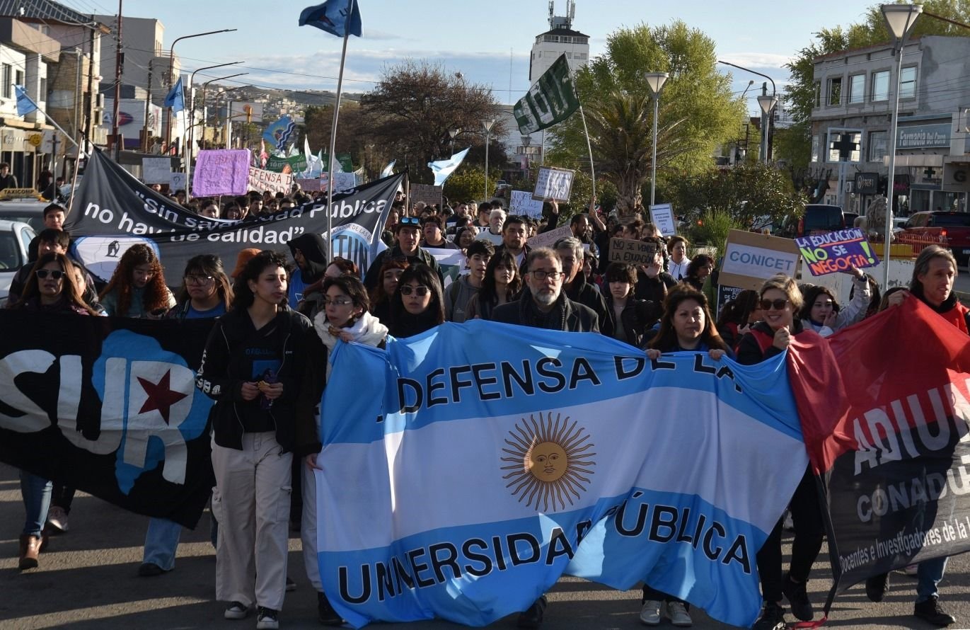 noticiaspuertosantacruz.com.ar - Imagen extraida de: https://www.elpatagonico.com/caleta-tambien-se-movilizo-defensa-la-educacion-publica-n6066421