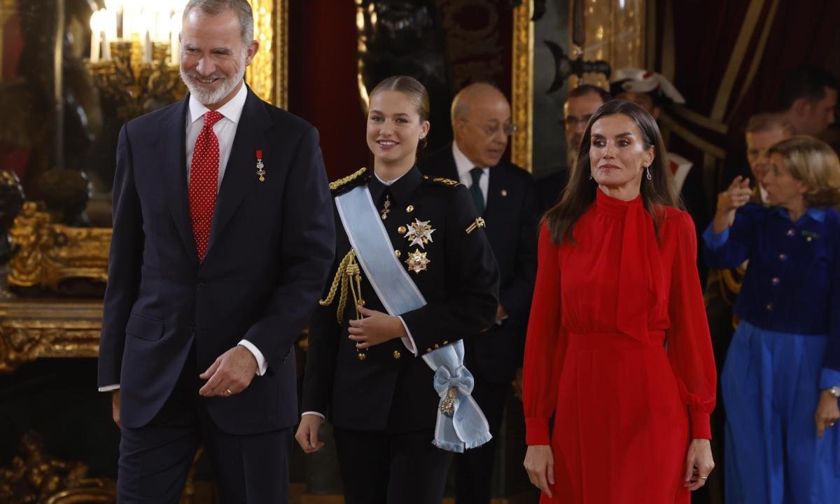 noticiaspuertosantacruz.com.ar - Imagen extraida de: https://www.huffingtonpost.es//life/moda/letizia-quita-trench-triunfado-deja-ver-vestido-rojo-espana.html