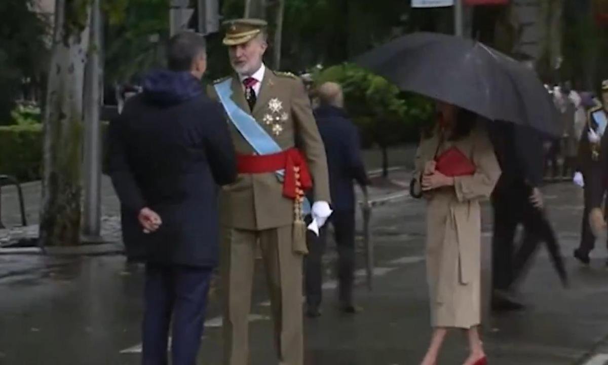 noticiaspuertosantacruz.com.ar - Imagen extraida de: https://www.huffingtonpost.es//virales/un-detalle-momento-pedro-sanchez-felipe-vi-desfile-12o-provoca-revuelo-instantaneo.html