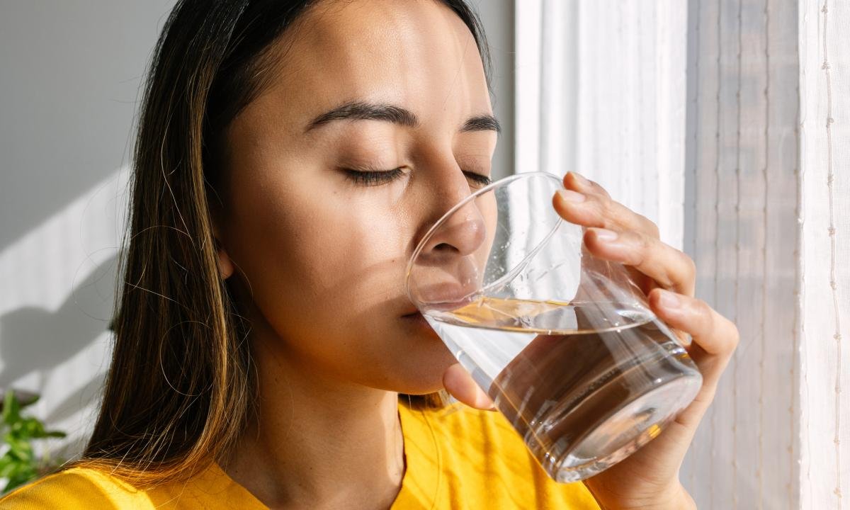 noticiaspuertosantacruz.com.ar - Imagen extraida de: https://www.huffingtonpost.es//life/salud/acepto-desafio-decidio-beber-3-litros-agua-dia-desastre-obliga-pararlo-semana.html