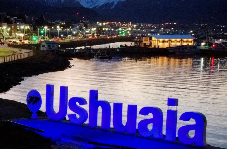 noticiaspuertosantacruz.com.ar - Imagen extraida de: https://elrompehielos.com.ar/los-140-anos-de-ushuaia-la-capital-fueguina-celebra-su-historia