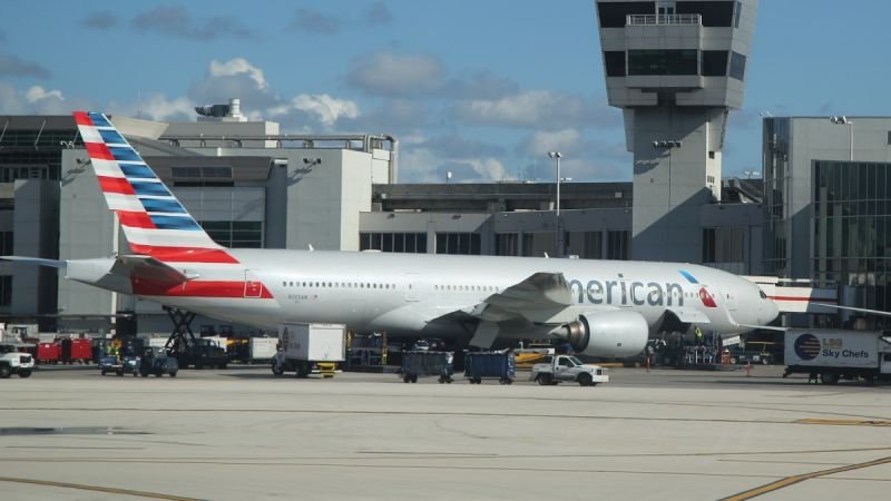 Suspensión temporal de vuelos de American Airlines por problema de software